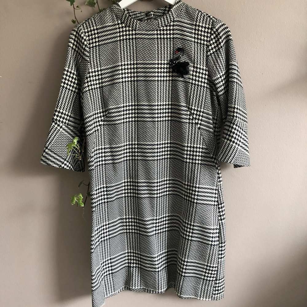 Houndstooth tunic with broach detail